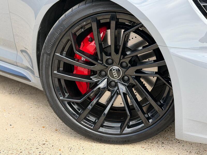 Audi RS4 Avant view 5