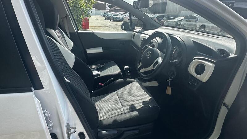 2013 Toyota Yaris — photo 9