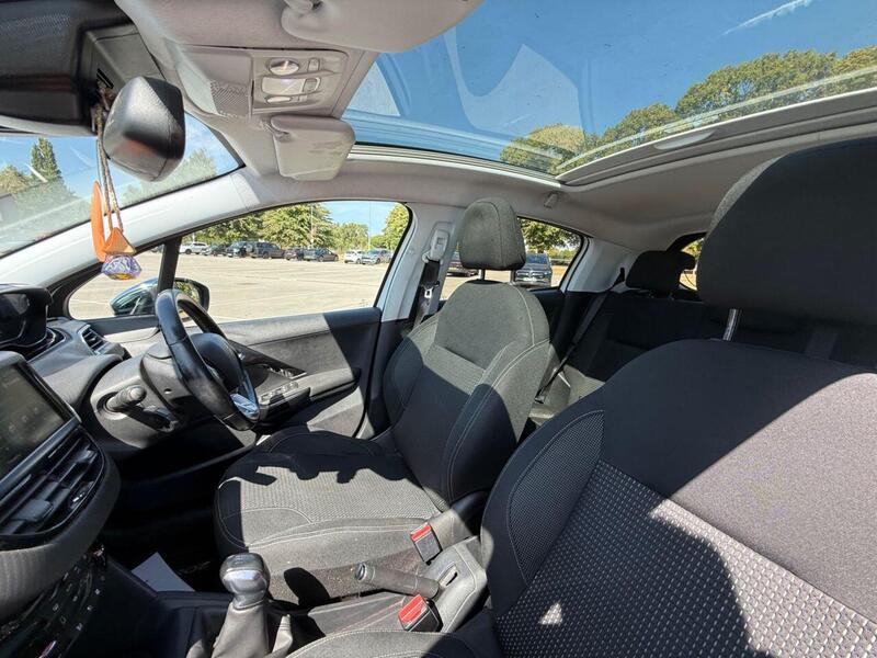 Peugeot 208 view 3