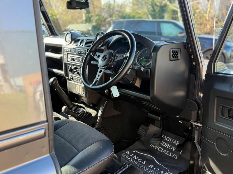 Land Rover Defender 90 view 2