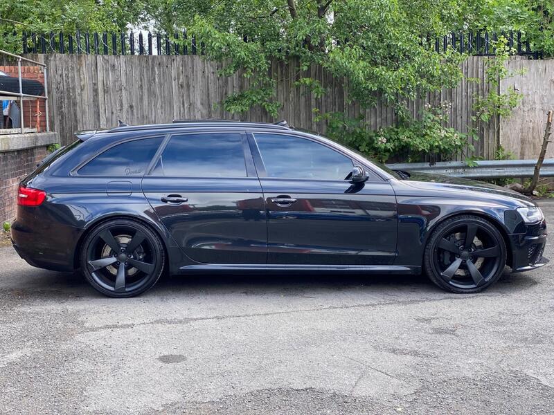 Audi RS4 Avant view 5