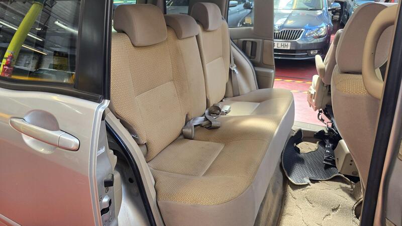 Toyota Raum view 19