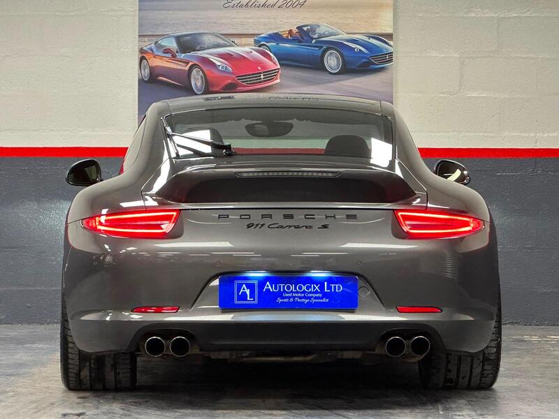 Porsche 911 view 6