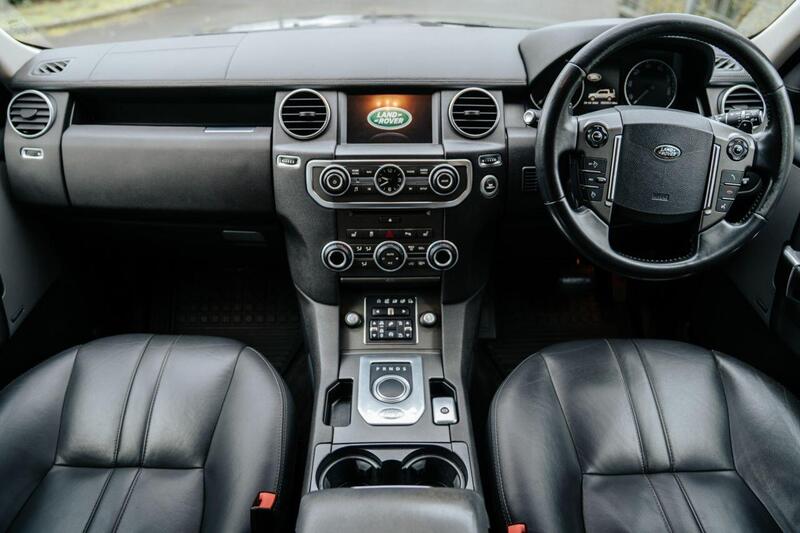 Land Rover Discovery 4 view 2