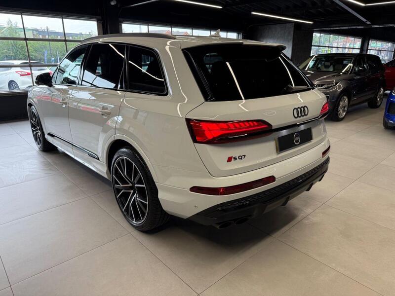 Audi SQ7 view 7