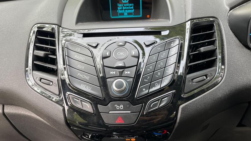 2015 Ford Fiesta — photo 33