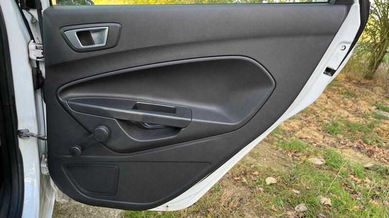 2013 Ford Fiesta — photo 46