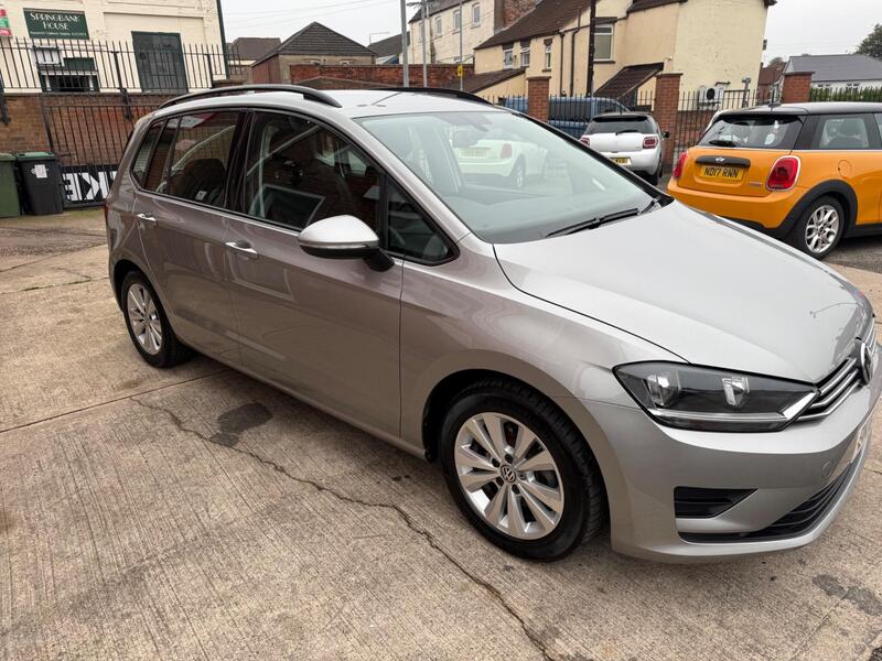 Volkswagen Golf Sportsvan view 2