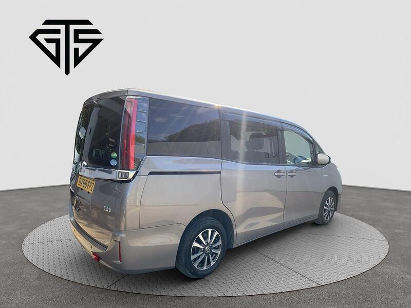 Toyota Noah view 3