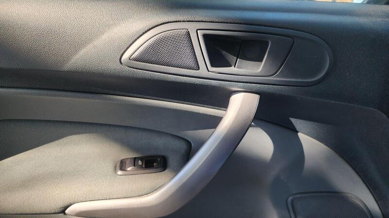 2009 Ford Fiesta — photo 43