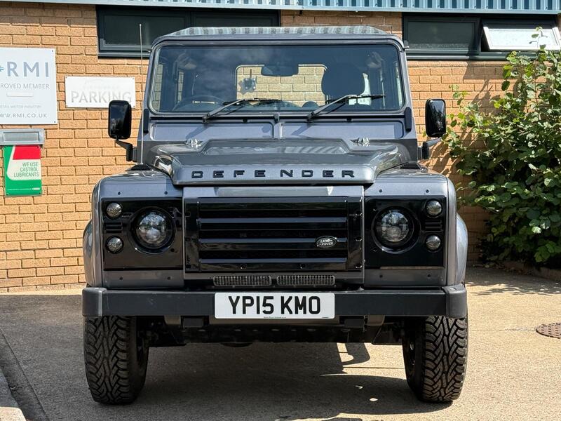 Land Rover Defender 90 view 6