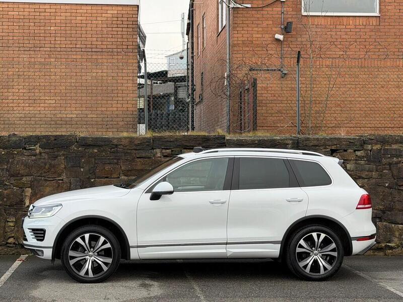 Volkswagen Touareg view 4