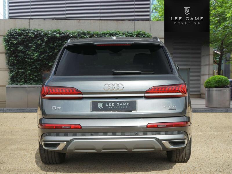 Audi Q7 view 6