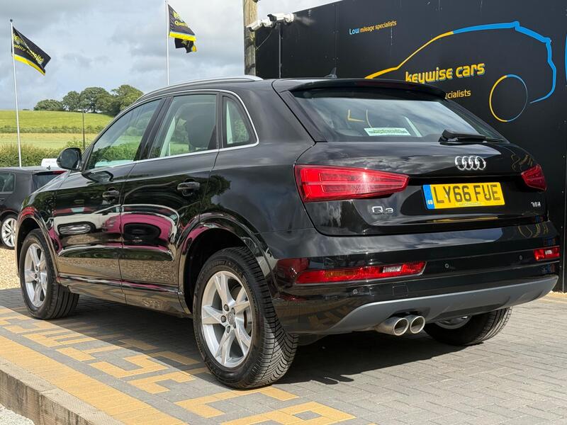 Audi Q3 view 3