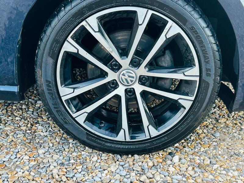 Volkswagen Golf view 3