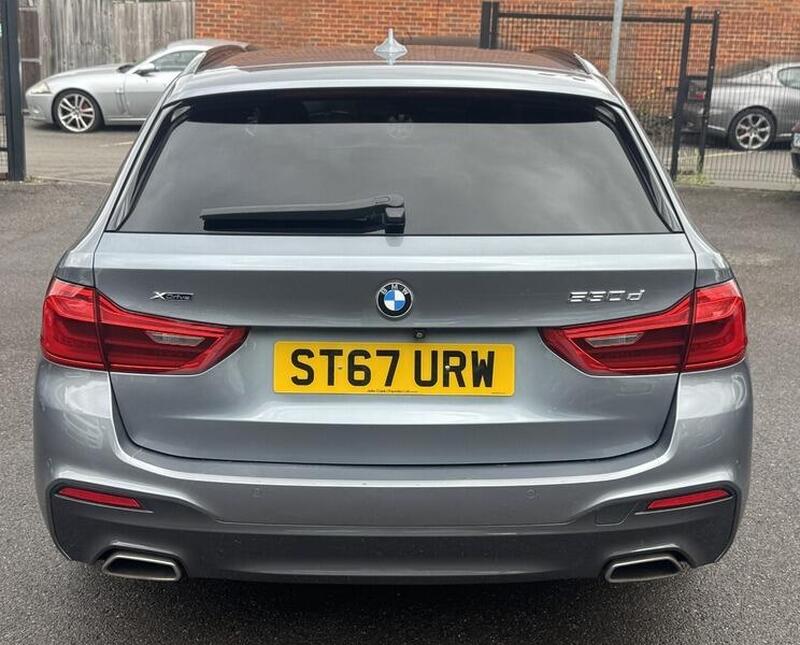 BMW 5 Series view 4