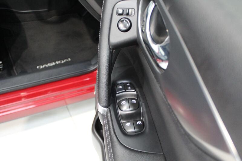 2017 Nissan Qashqai in Red — image 12 of 70