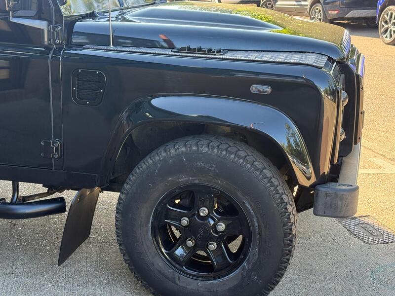 Land Rover Defender 90 view 5