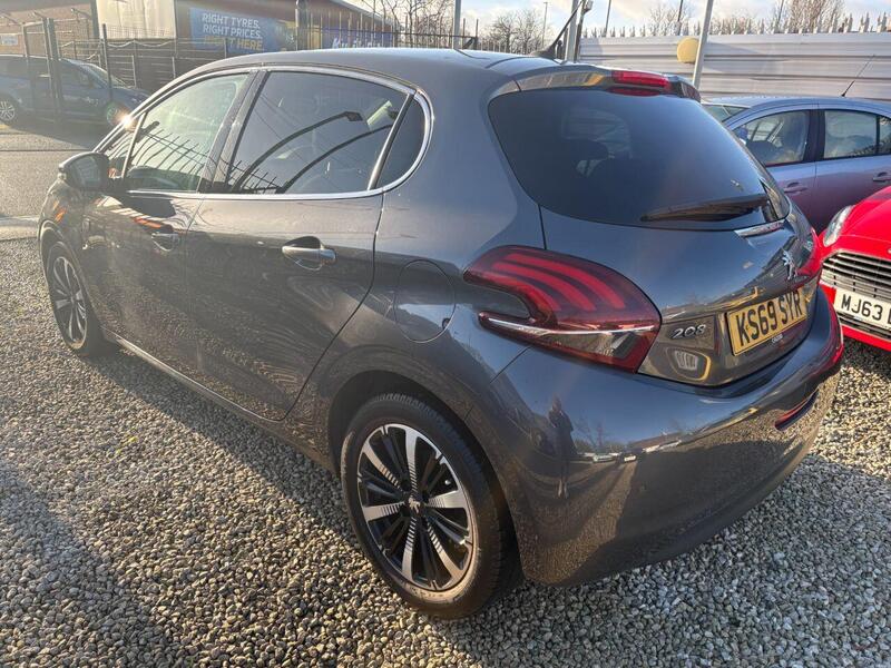 Peugeot 208 view 4