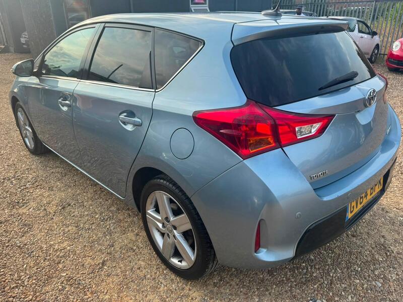 Toyota Auris view 4