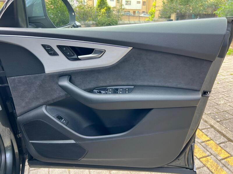 Audi Q8 view 22