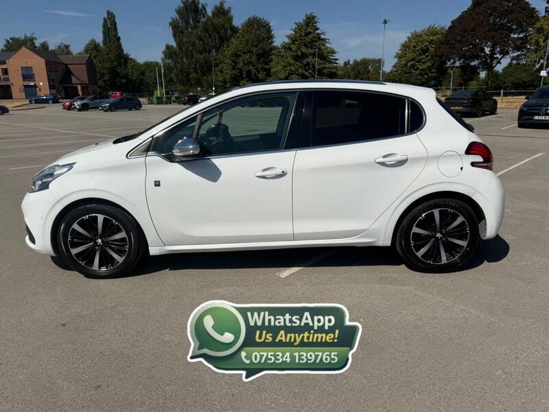 Peugeot 208 view 5