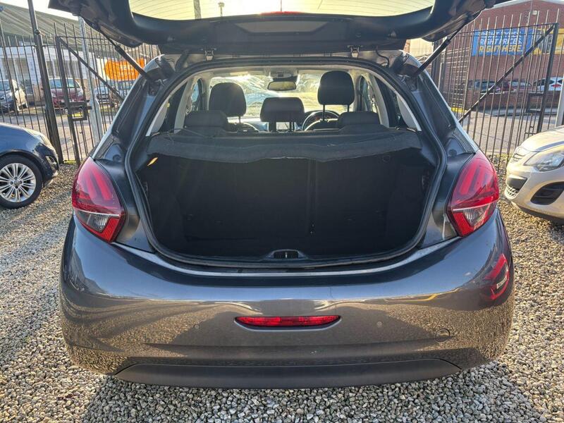 Peugeot 208 view 7