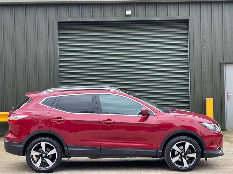 2016 Nissan Qashqai 1.2 DIG-T N-Connecta 2WD Euro 6 (s/s) 5dr interior or exterior view