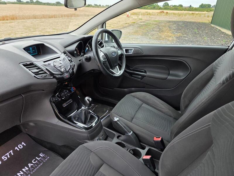 Ford Fiesta 1.0T EcoBoost Zetec Euro 5 (s/s) 3dr 2015 — view 3