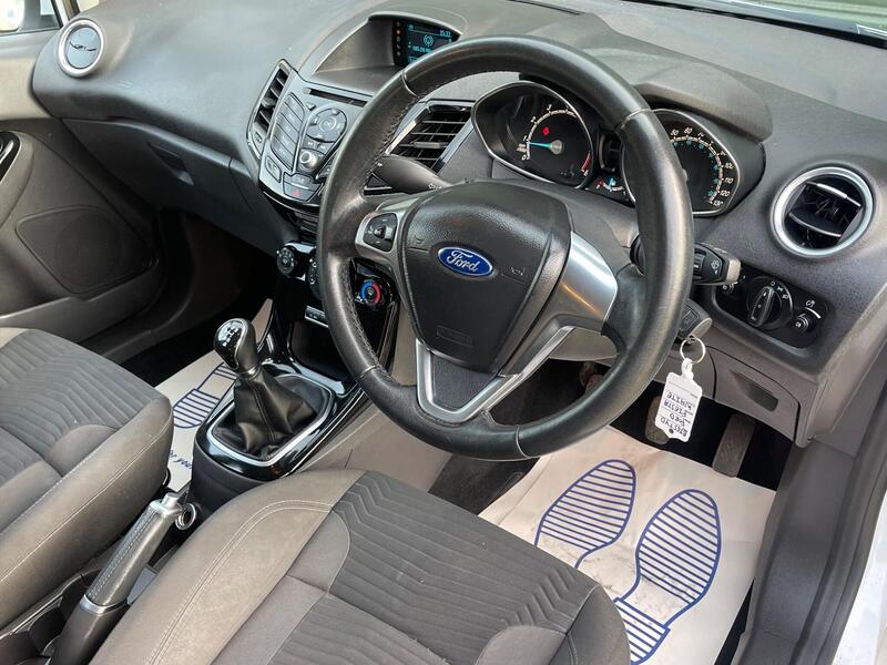 2015 Ford Fiesta 1.0T EcoBoost Zetec Euro 6 (s/s) 5dr interior or exterior view