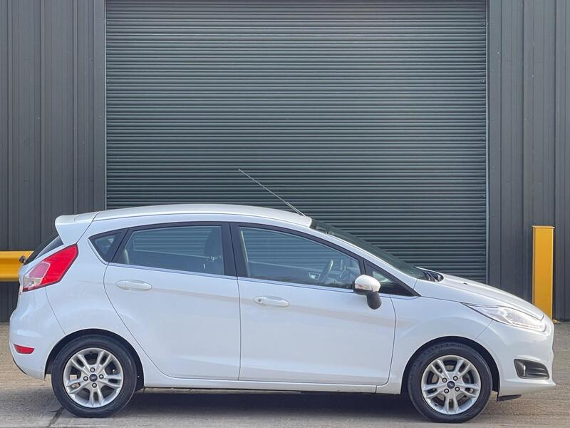 2015 Ford Fiesta 1.0T EcoBoost Zetec Euro 6 (s/s) 5dr interior or exterior view