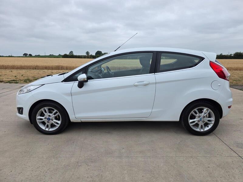 Ford Fiesta 1.0T EcoBoost Zetec Euro 5 (s/s) 3dr 2015 — view 15
