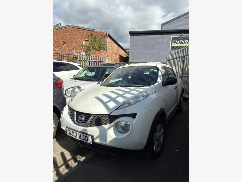White 2013 Nissan Juke Hatchback Front-wheel drive Manual