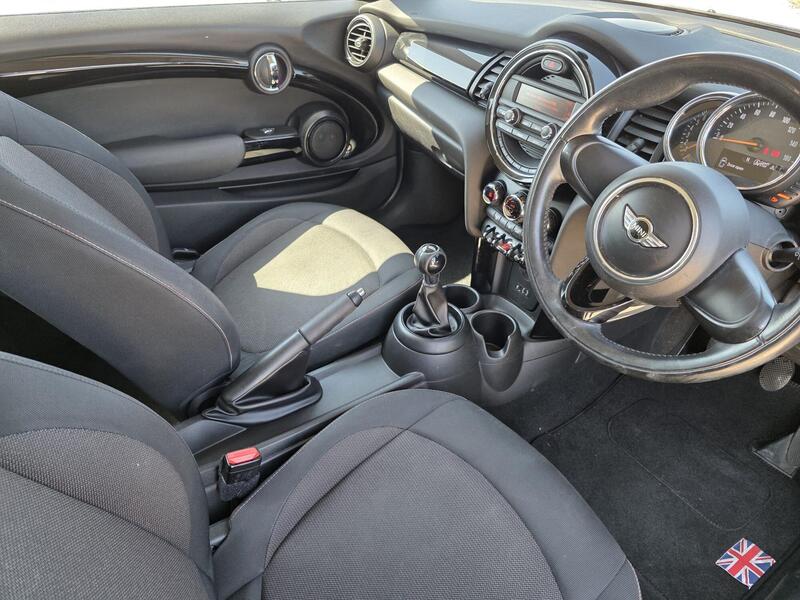 MINI Hatch 1.5 Cooper Euro 6 (s/s) 3dr 2014 — view 3