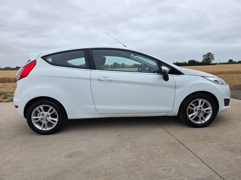 Ford Fiesta 1.0T EcoBoost Zetec Euro 5 (s/s) 3dr 2015 — view 10