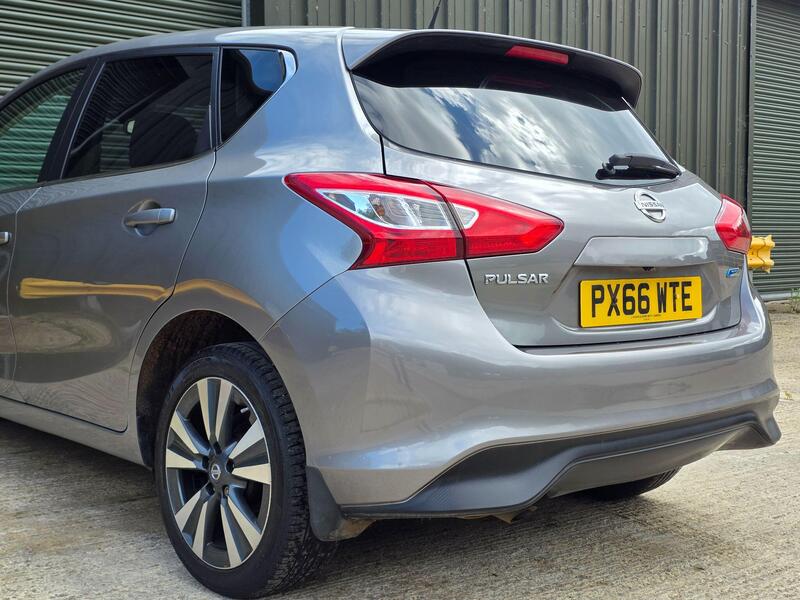 2016 Nissan Pulsar 1.5 dCi N-Connecta Euro 6 (s/s) 5dr interior or exterior view