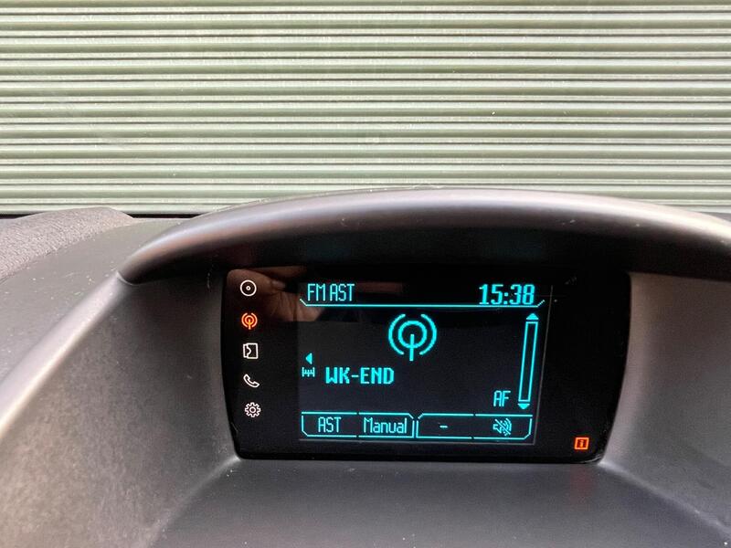 2015 Ford Fiesta 1.0T EcoBoost Zetec Euro 6 (s/s) 5dr interior or exterior view