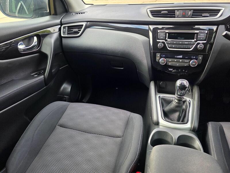 2016 Nissan Qashqai 1.2 DIG-T Acenta 2WD Euro 6 (s/s) 5dr interior or exterior view