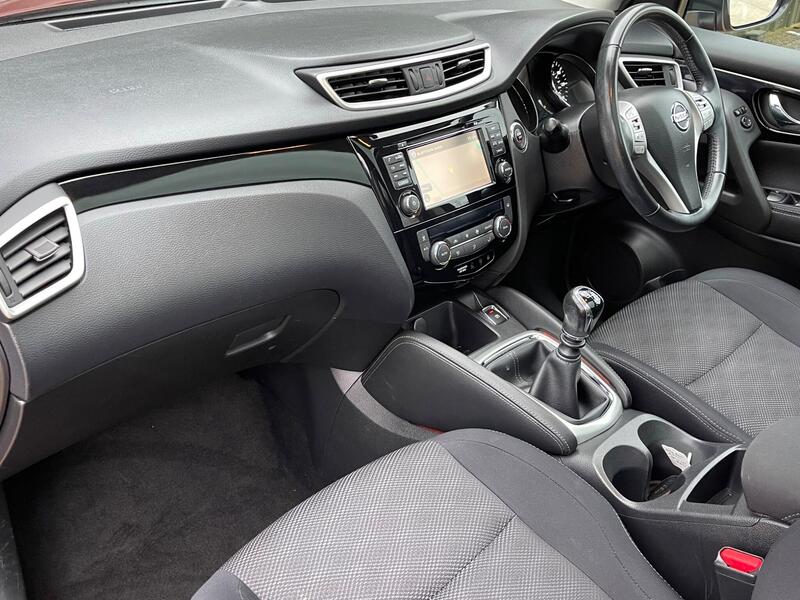 2016 Nissan Qashqai 1.2 DIG-T N-Connecta 2WD Euro 6 (s/s) 5dr interior or exterior view