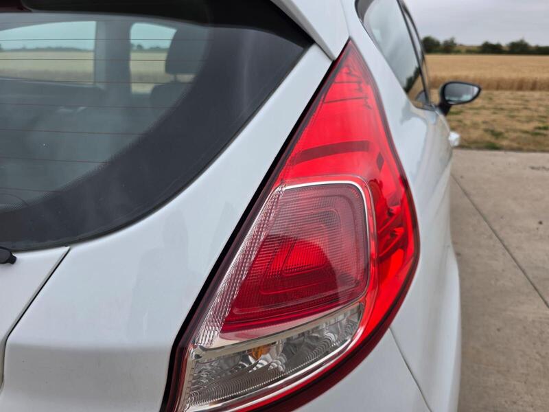 Ford Fiesta 1.0T EcoBoost Zetec Euro 5 (s/s) 3dr 2015 — view 12
