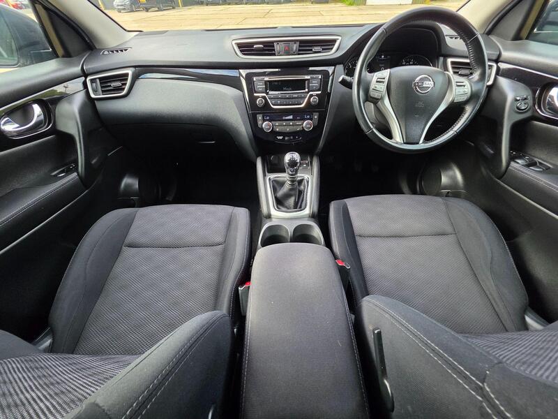 2016 Nissan Qashqai 1.2 DIG-T Acenta 2WD Euro 6 (s/s) 5dr interior or exterior view