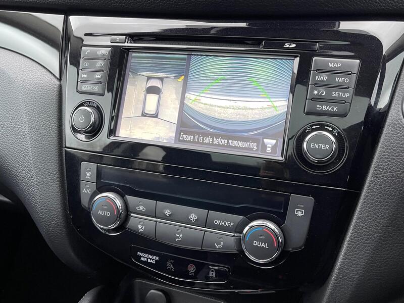 2016 Nissan Qashqai 1.2 DIG-T N-Connecta 2WD Euro 6 (s/s) 5dr interior or exterior view