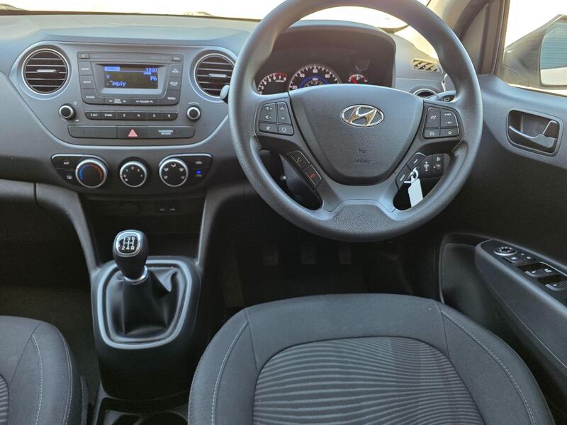 2017 Hyundai i10 1.0 SE Euro 6 5dr interior or exterior view