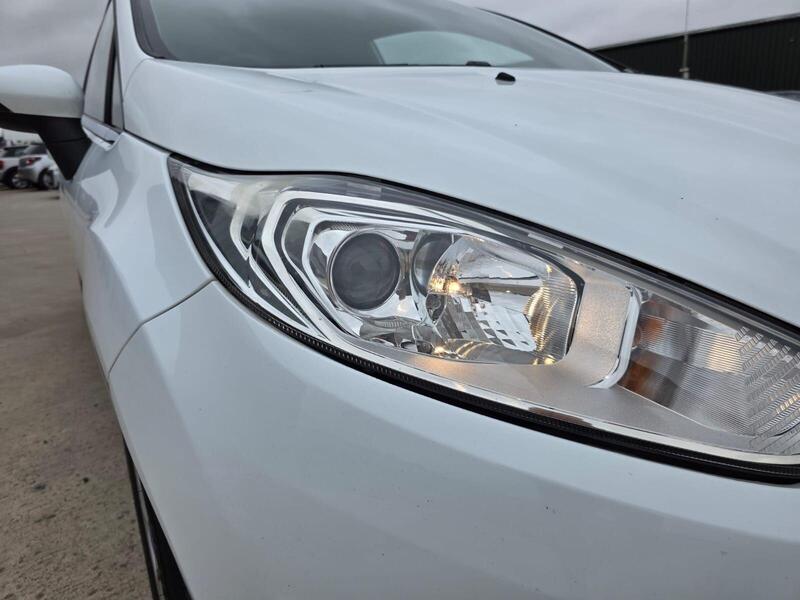 Ford Fiesta 1.0T EcoBoost Zetec Euro 5 (s/s) 3dr 2015 — view 4