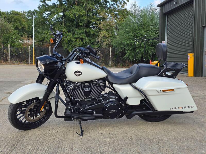2018 Harley-Davidson Touring 1868 FLHRXS Road King Special Euro 4 interior or exterior view