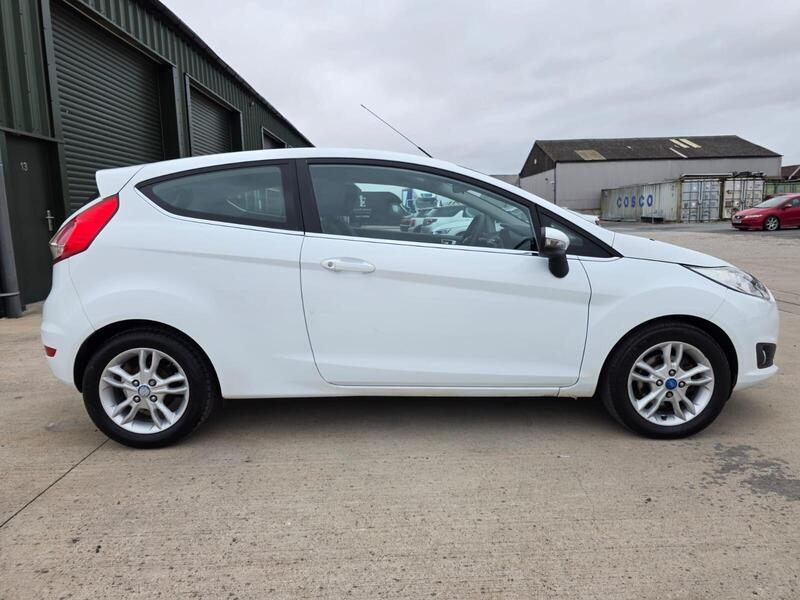Ford Fiesta 1.0T EcoBoost Zetec Euro 5 (s/s) 3dr 2015 — view 9