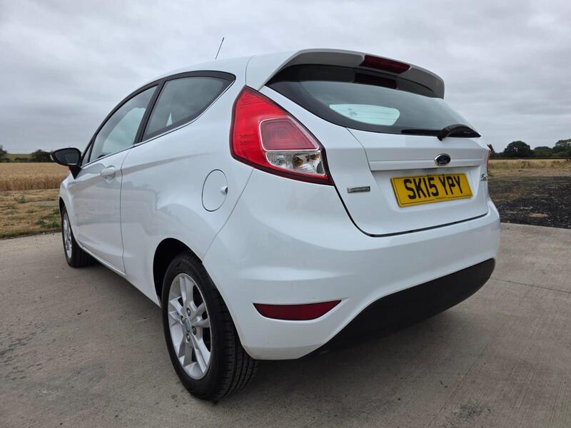 Ford Fiesta 1.0T EcoBoost Zetec Euro 5 (s/s) 3dr 2015 — view 2
