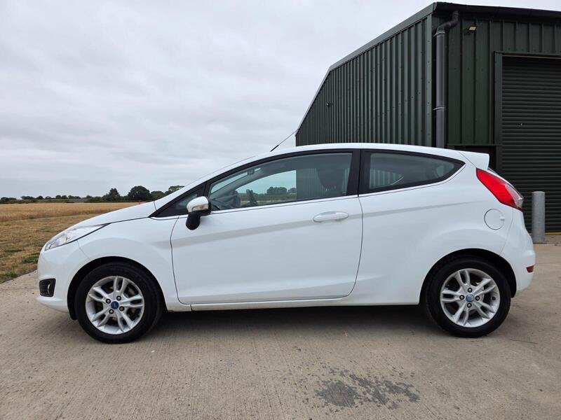 Ford Fiesta 1.0T EcoBoost Zetec Euro 5 (s/s) 3dr 2015 — view 16