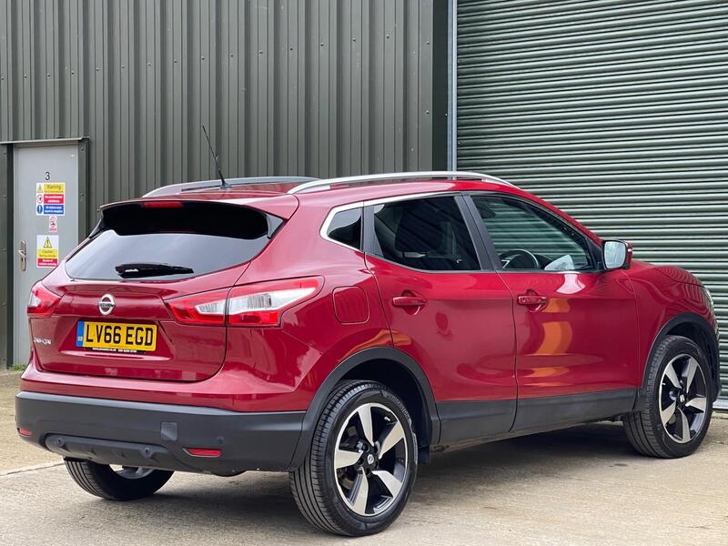 2016 Nissan Qashqai 1.2 DIG-T N-Connecta 2WD Euro 6 (s/s) 5dr interior or exterior view