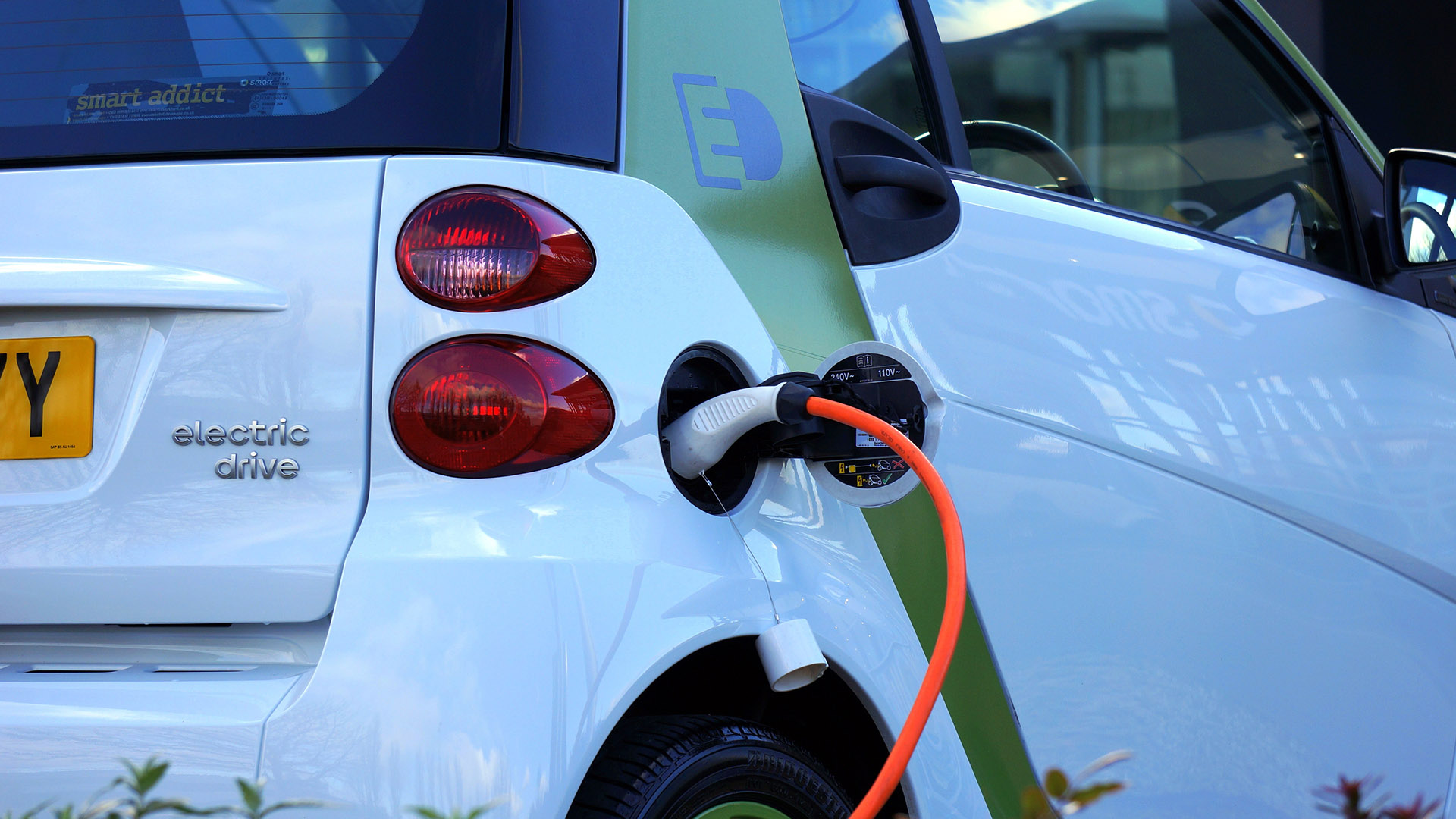 What are the advantages and disadvantages of electric cars? | AutoTrader